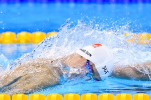 爱游戏APP-库里回归赛场，逆转首场状态亮眼，西班牙队观众沸腾！